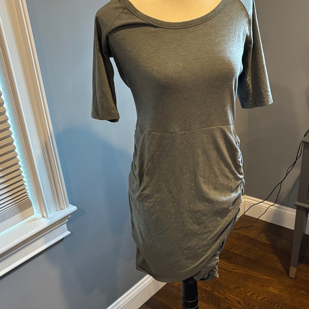 Athleta body con dress